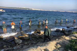Bellerine kadar denize girip, l&uuml;fer avladılar