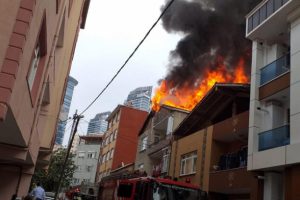 3 katlı binada korkutan yangın