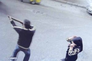 Eşinin &ccedil;antasından &ccedil;ıkardığı t&uuml;fekle ateş a&ccedil;tı
