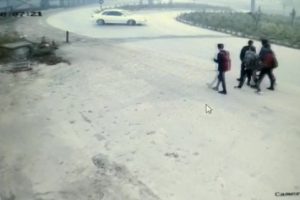 Kontrolden &ccedil;ıkan otomobil &ouml;ğrencilerin arasına daldı
