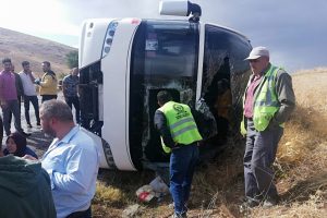 Tur otob&uuml;s&uuml; devrildi: 1 &ouml;l&uuml;, 4'&uuml; ağır 29 yaralı