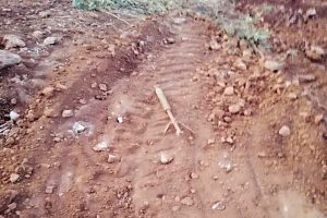 Askeri &uuml;s b&ouml;lgesi yakınlarında patlamamış roket bulundu