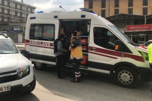 Yayaya yol vermek i&ccedil;in duran araca otomobil &ccedil;arptı