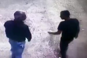 Engelliyi tekme tokat d&ouml;v&uuml;p gasbetti