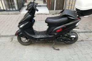 Kavga ettiği motosikletli genci ara sokakta sıkıştırıp kaza yaptırdı