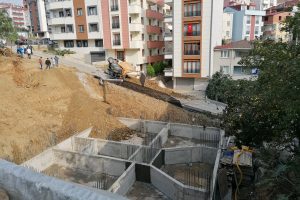 Hafriyat y&uuml;kl&uuml; kamyon devrildi