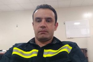 Kendini ağaca astı