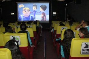 Vanlı &ccedil;ocuklar 'Gezen Sinema' ile buluştu