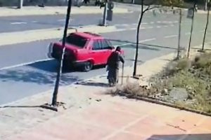 Yaşlı kadını takip edip parasını &ccedil;aldı