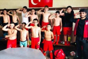 Bel&ccedil;ika'daki 9 yaşındaki futbolculara 'asker selamı' soruşturması!