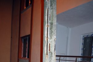 Elektrik direği tehlike sa&ccedil;ıyor