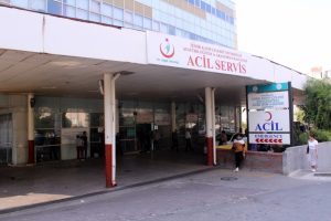 Doktora jiletle saldırdı