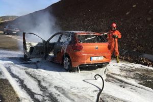 Seyir halindeki otomobil alev aldı