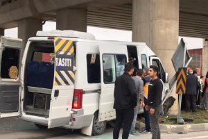 &Ouml;ğrenci servisi trafik levhasına &ccedil;arptı: 9 yaralı