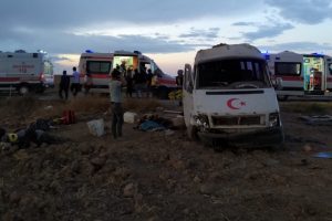 Tarım iş&ccedil;ilerini taşıyan minib&uuml;s devrildi: 13 yaralı