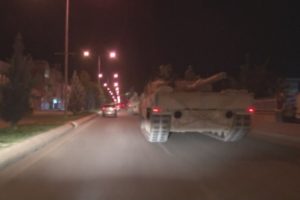 Sınıra tank ve zırhlı ara&ccedil; sevkiyatı