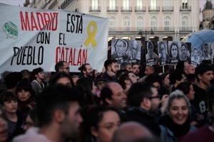 Katalonya'da siyaset&ccedil;ilerin mahkumiyetine karşı protestolar s&uuml;r&uuml;yor
