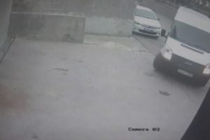 Parkta spor yapan kadınlar hırsızları bağırarak engelledi