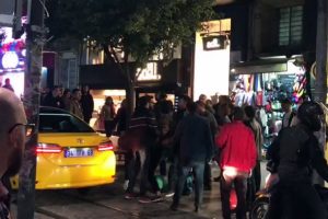 Taksiciden aracına tekme atan alkoll&uuml; yolcuya u&ccedil;an tekme!