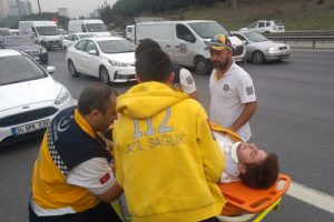 Emniyet şeridindeki otomobile motosiklet &ccedil;arptı