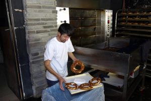 Simit satarak Mehmet&ccedil;ik Vakfı'na bağışta bulundu