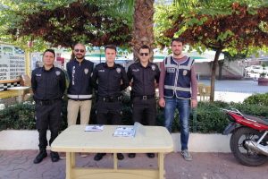 Polisten broş&uuml;rl&uuml; uyarı