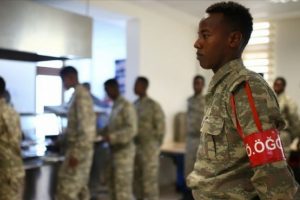 T&uuml;rkiye 60 bin Somalili askeri giydirecek