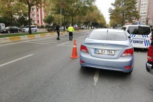 Kadın s&uuml;r&uuml;c&uuml;n&uuml;n &ccedil;arptığı yaşlı adam metrelerce havaya fırladı