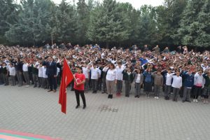 Bursa'da bin 380 &ouml;ğrenci aynı anda asker selamı vererek, Barış Pınarı'na destek oldu