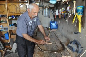 Emekli madenci, kızılcık ağacından baston yapıyor