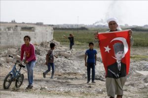 Mustafa Kemal dede sınırda torunlarına vatan sevgisi aşılıyor