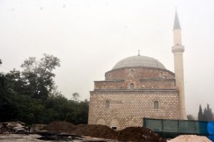 Restorasyon &ccedil;alışmasında patlamamış havan ve top mermisi bulundu