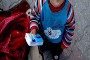 &Ccedil;ocukları dilendiren ve &ccedil;alıştıran 8 aileye işlem yapıldı