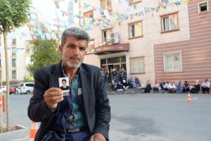HDP &ouml;n&uuml;nde oturma eylemindeki baba: Oğlumu g&ouml;t&uuml;renler insan olamaz