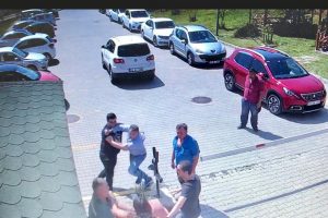 &Uuml;niversitede kadın akademisyene darp