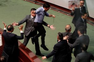 Hong Kong'da meclis oturumu protestolar nedeniyle iptal edildi