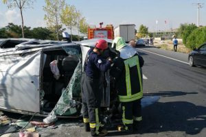 Ref&uuml;je &ccedil;arpan otomobil devrildi: 4 yaralı