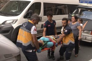 Hatalı parklar nedeniyle yolda y&uuml;r&uuml;mek zorunda kalan &ouml;ğrenciye kamyonet &ccedil;arptı