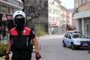 Bolu'da ş&uuml;pheli paketten &ccedil;&ouml;p &ccedil;ıktı