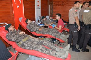 Mersin polisinden &ouml;rnek bağış