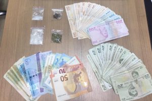Uyuşturucu tacirleri polisten ka&ccedil;arken kaza yaptı
