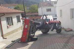 Kontrolden &ccedil;ıkan trakt&ouml;r devrildi