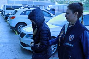 Firari dolandırıcı yeni kurduğu &ccedil;eteyle yakalandı