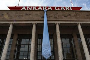Ankara Garı'na asılan mavi kravatla prostat kanserine dikkat &ccedil;ekildi