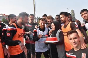 Balıkesirspor'da Andusic'e s&uuml;rpriz doğum g&uuml;n&uuml; kutlaması
