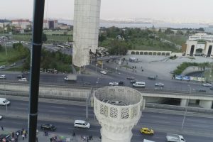 Depremde caminin minaresi yıkılmıştı; diğer minarenin s&ouml;k&uuml;m&uuml; yapılıyor