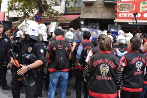 İzmir'de, HDP binasında 'a&ccedil;ıklama' gerginliği