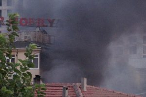 Mobilya at&ouml;lyesi alevlere teslim oldu