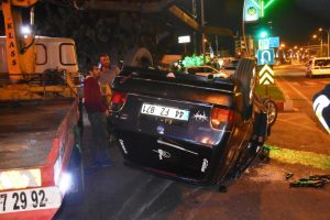 Otomobil ref&uuml;je &ccedil;arparak takla attı: 2 yaralı