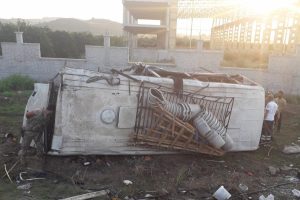 TIR, park halindeki iş&ccedil;i midib&uuml;s&uuml;ne &ccedil;arptı: 1 &ouml;l&uuml;, 26 yaralı